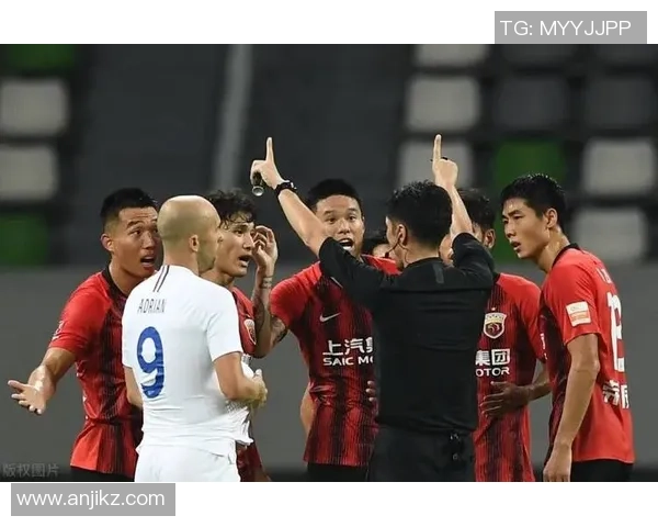 上港与恒大激战7月22日中超巅峰对决引发球迷热议
